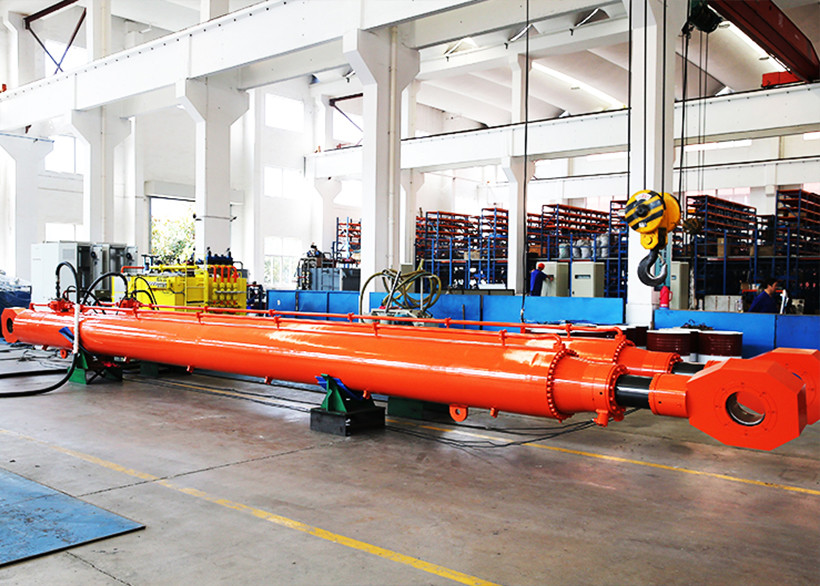 11m Dam Deep Hole Large Bore Hydraulic Cylinders Radial Gate 1000KN